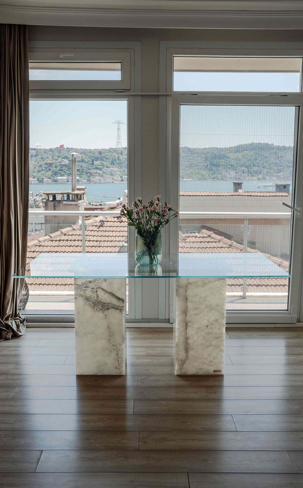 Beyaz Onyx Dore Yemek Masası